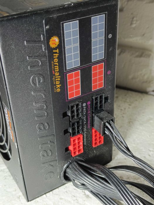 Блок живлення Thermaltake 530W 87 PLUS SPS-530W у робочому стані