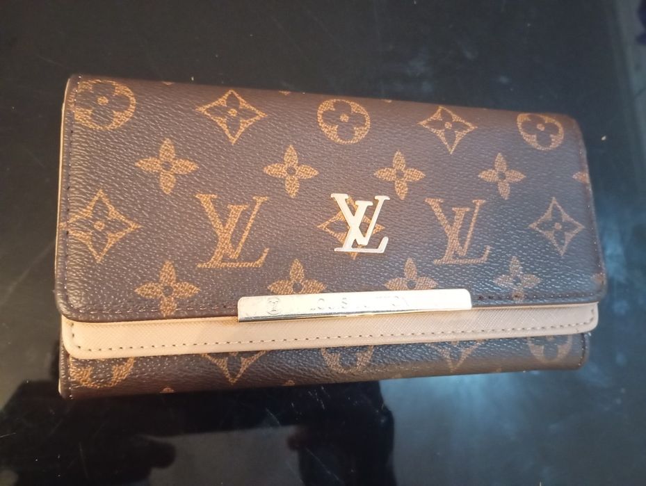 Vendo carteira espaçosa