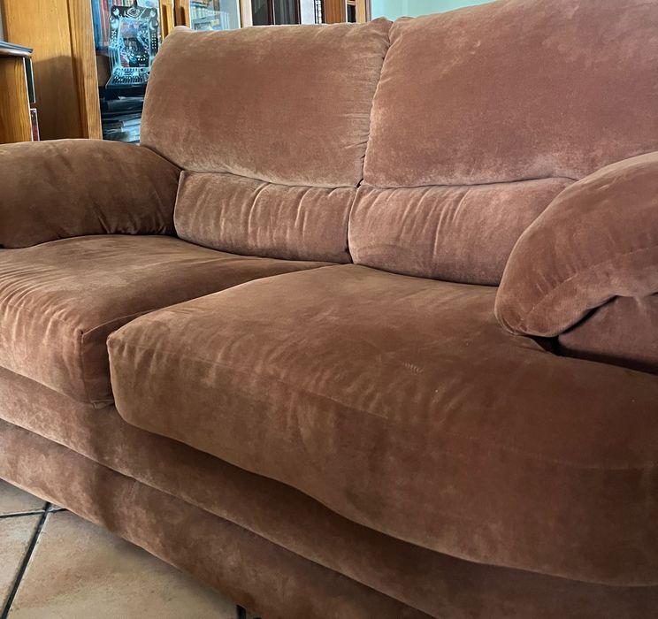 Sofá castanho em bom estado