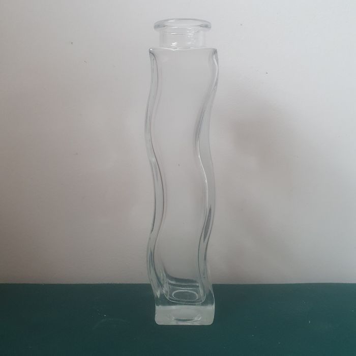 Szklany wazonik fala