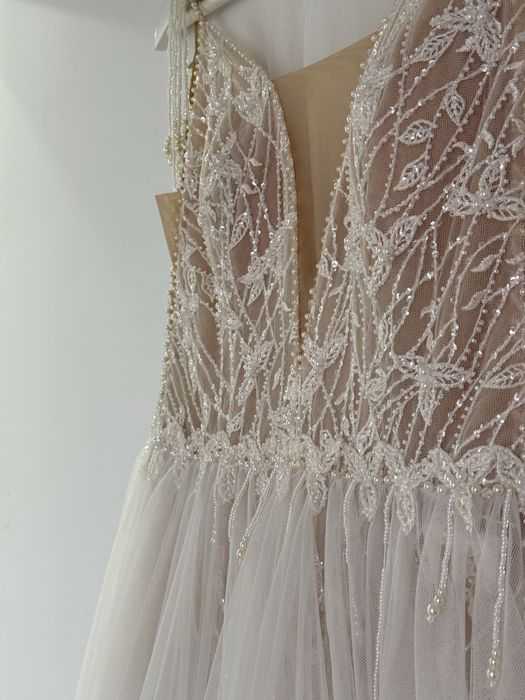 Весільна сукня з відкритою ногою