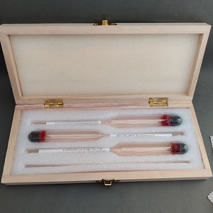 Набір спиртометрів у дерев'яному футлярі.