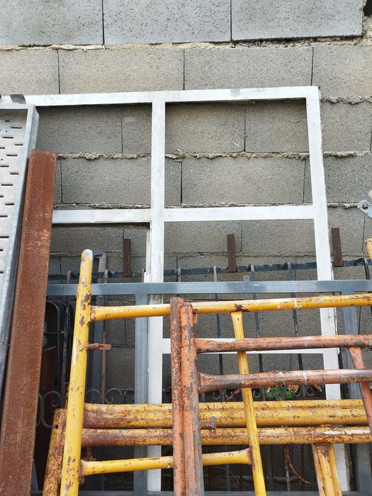 Portas e fixo em ferro e vidro.