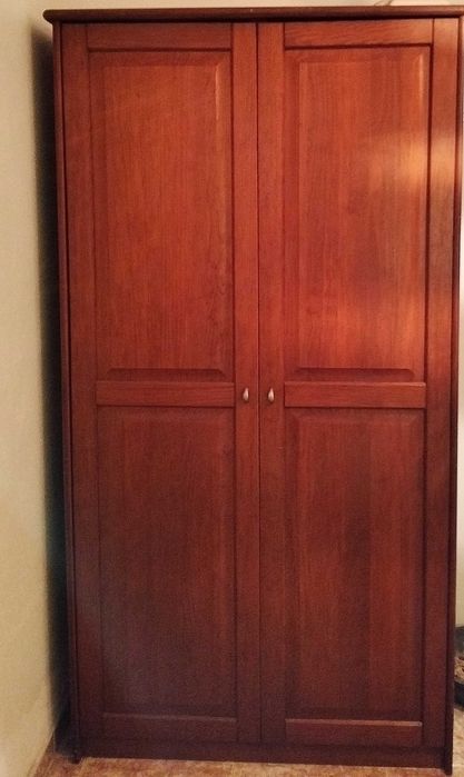 Cama, roupeiro e mesa de cabeceira