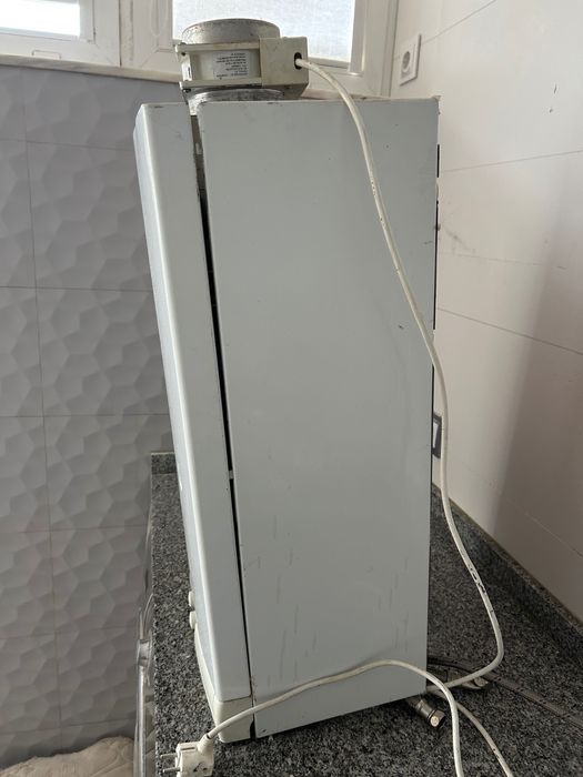 Caldeira de gás natural, aquecimento central e águas sanitárias.