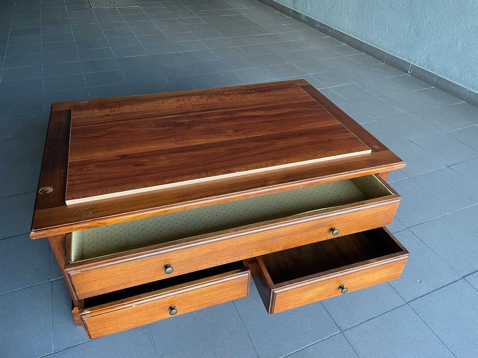 Mesa de centro rustica, em madeira com três gavetões