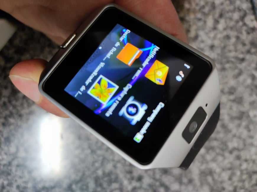 Relógio digital com ligação ao telefone.