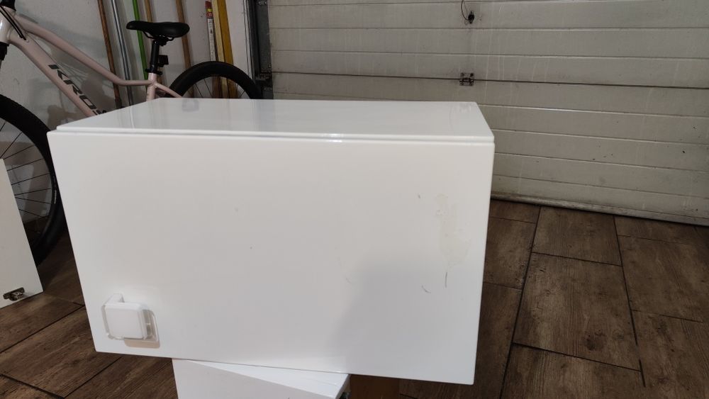 Biała na połysk wisząca szafka