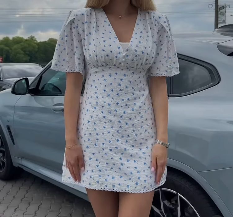 Сукня міні з гудзиками та мереживом
