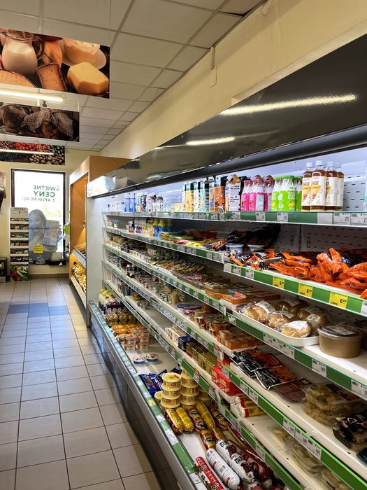 Regały sklepowe chłodnie kasy wypozażenie sklepu 250 m2