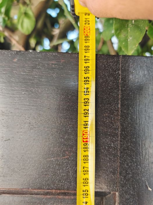 Porta de Madeira Maciça com Detalhes Clássicos