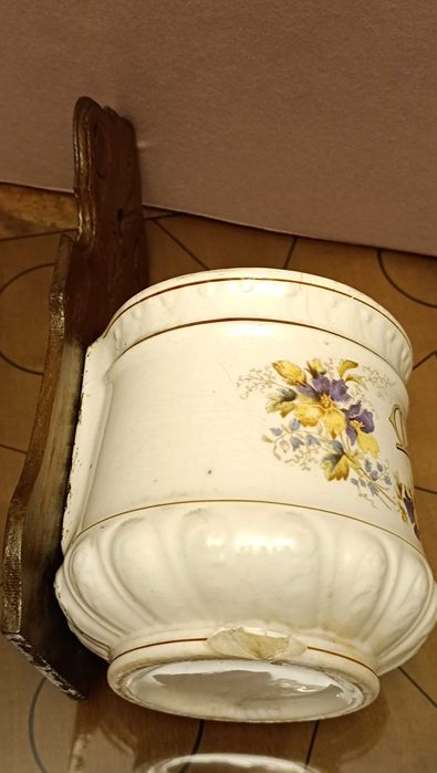 Stary fajansowy pojemnik na mąkę