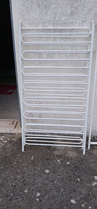 Cama de bebé com colchão em ferro