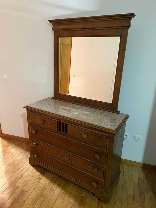 Conjunto de Móveis de Quarto em Madeira Maciça - 250€