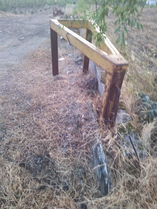Vendo um crivo elétrico e uns garfos de paletes