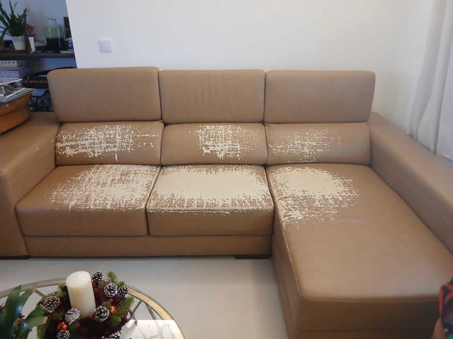 Sofá comprado em 2018. Pele sintética.