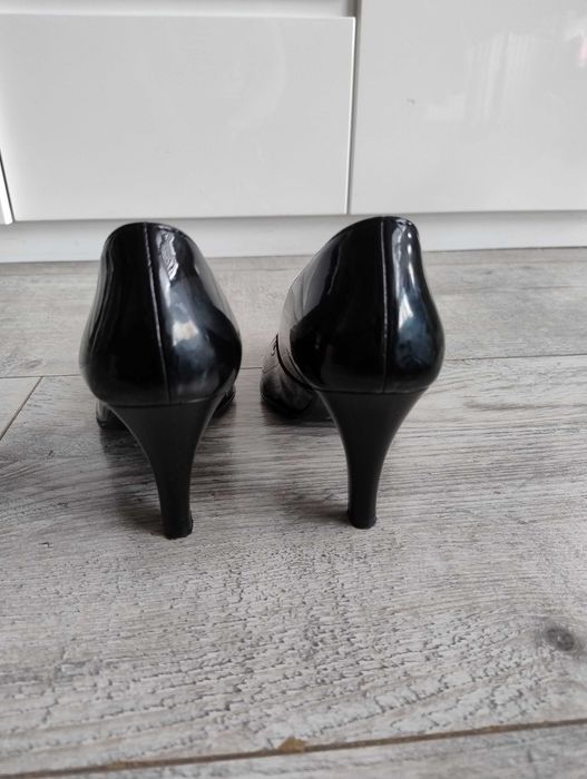 Buty na obcasie 39 lakierki czarne