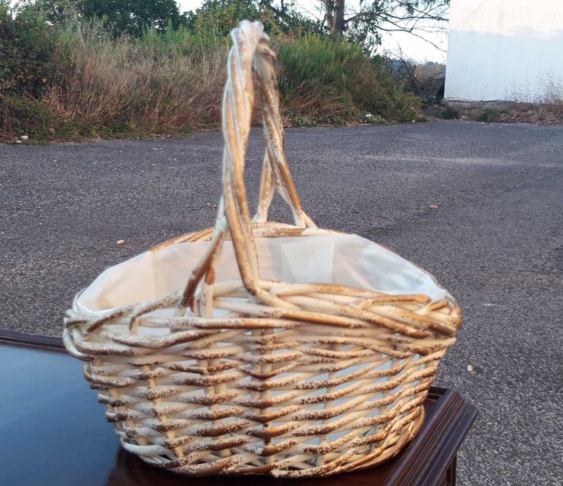 Cesta pintda em branco e dourado