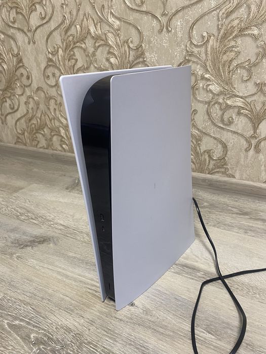 Продам ПС5  в хорошем состоянии