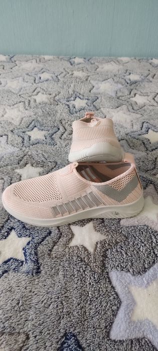 Кроссовки новые 38р