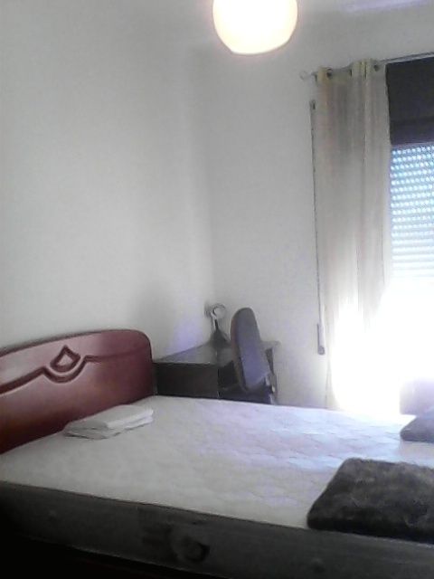 Quarto mobilado no centro.