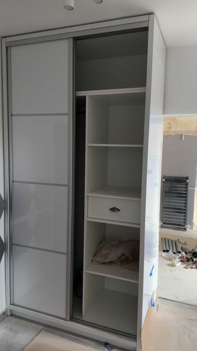 Szafa z szklanymi przesuwnymi frontami