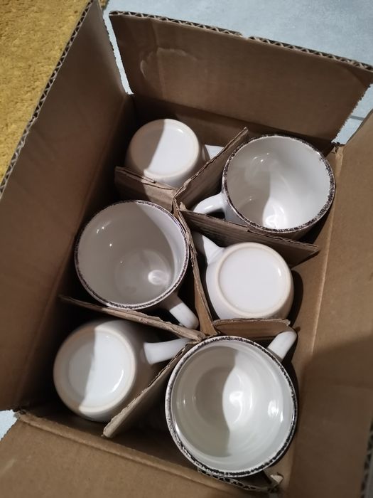 Zestaw filizanki do kawy i talerzyki deserowe