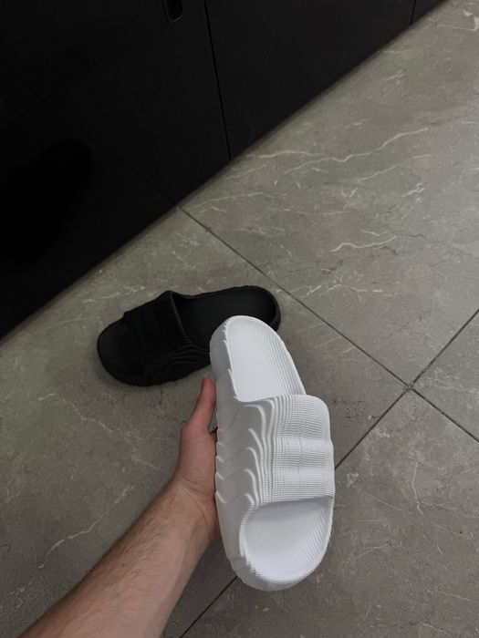 Шльопанці Adidas Yeazy Adilette 22 ,чорні та білі шльопки адідас слайд