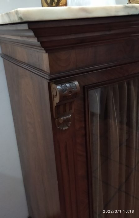 Móvel antigo com pedra mármore