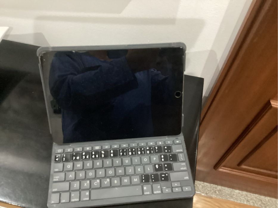 iPad Air 2 + Capa Teclado Logitech + Cabo de Carga