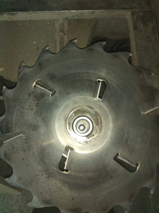 Ostrzenie narzędzi pił noży frezów