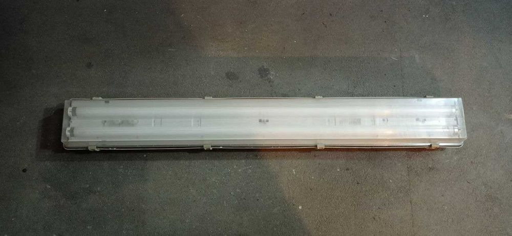 Lampa jarzeniowa dwuświetlówkowa - sprawna