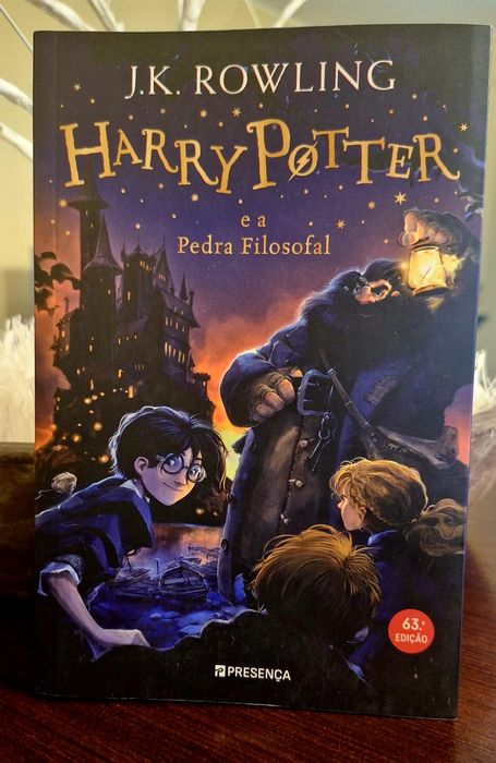 Livro do 'Harry Potter e a Pedra Filosofal 'Estado Impecável.