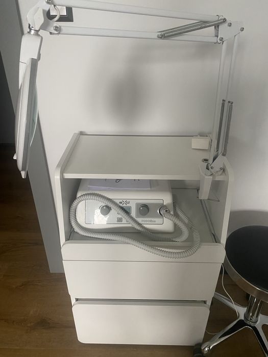 Sprzedam frezarke podologiczna ze stolikiem