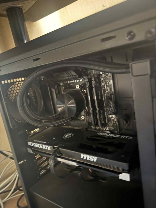 Komputer gamingowy wraz z myszka i klawiatura