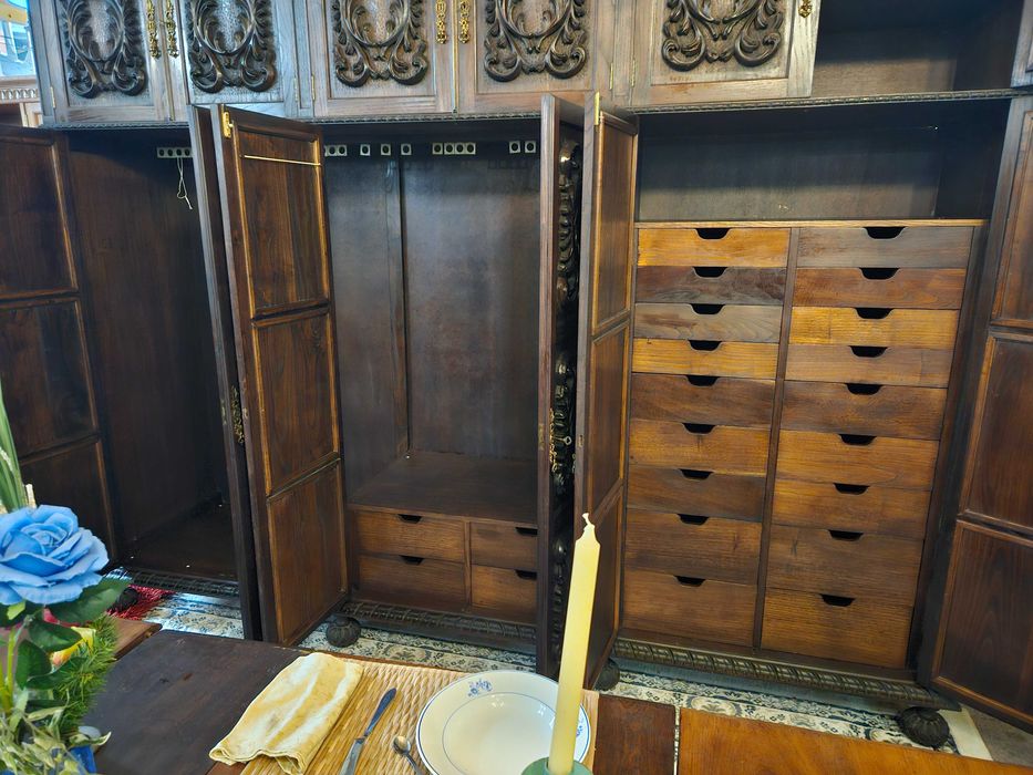 Enormíssimo roupeiro antigo em madeira maciça trabalhada - óptim