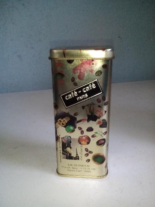 latas em metal vintage.