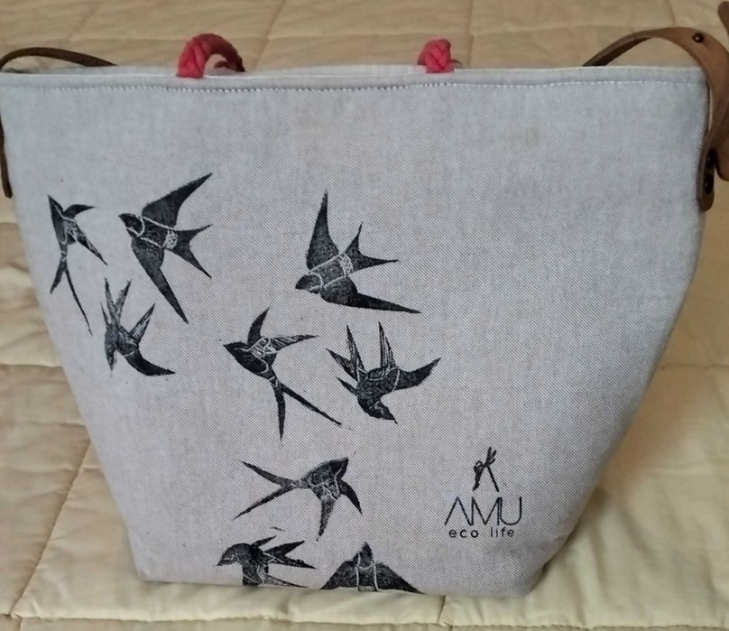 Mala em linho com andorinhas