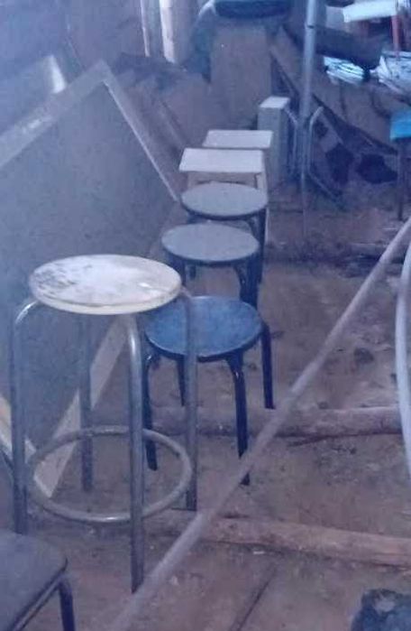Taborety różne metalowe i drewniane