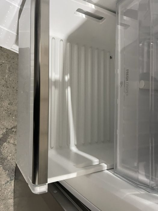 Вертикальна морозильна камера Philips.