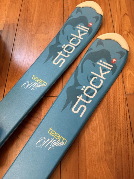 Narty Stöckli, buty Rossignol, wiązania Atomic i kask Uvex