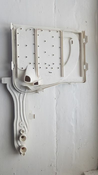 Крышка распределитель воды (+бункер) порошкоприемника стир.маш. Indesi