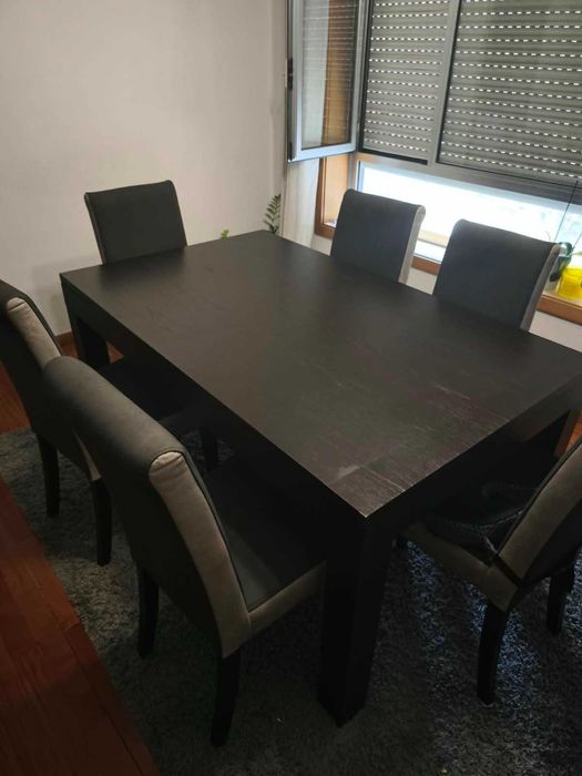 Mesa de Jantar extensivel em madeira maciça. Inclui as cadeiras