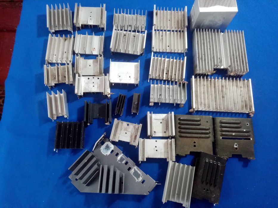 Лот алюміневих радіаторів охолодження до радіоапаратури