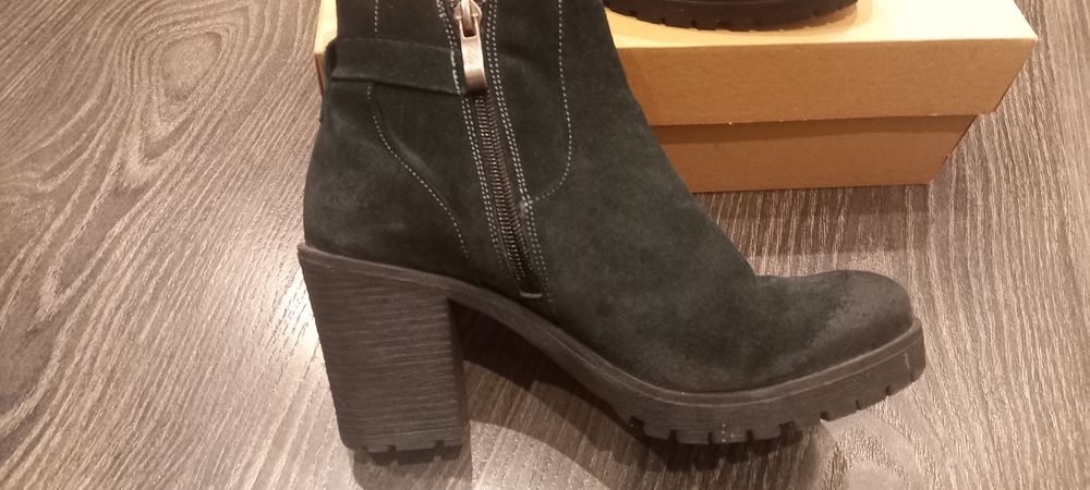 Sprzedam botki zamszowe