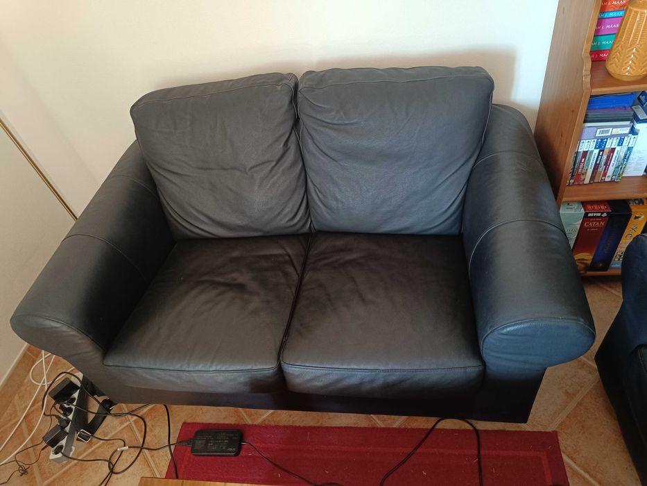 3 sofás em pele.