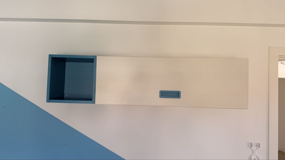 Cama de solteiro com gavetoes e movel superior