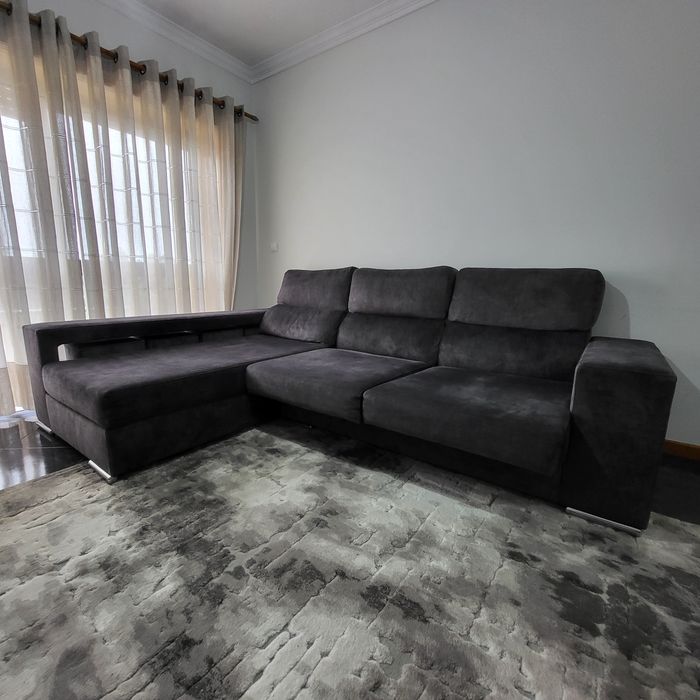 Sofá cinzento de 3 lugares com chaise longue