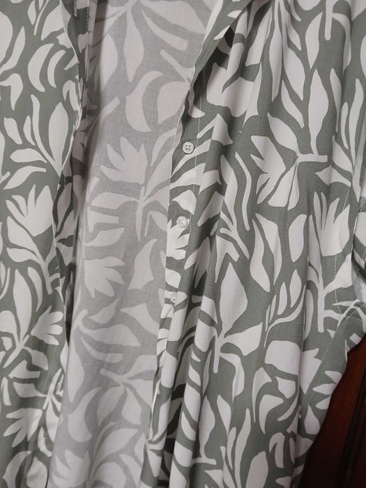 Blusa/camisa em tons de verde e branco, da Lefties