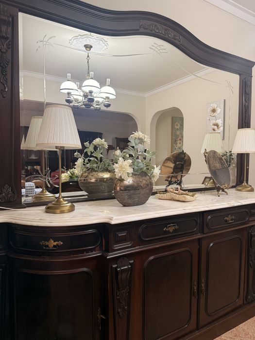 Aparador com espelho e pedra mármore